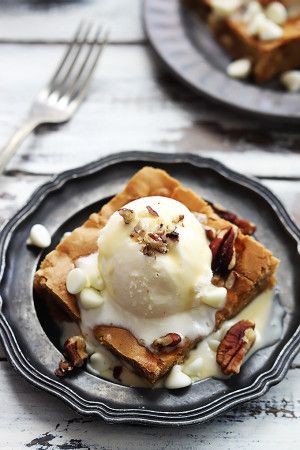 Applebee's Maple Nut Blondie with Cream Sauce Applebees Blondie, Blondies Recipe, Copykat Recipes, Copycat Restaurant Recipes, Köstliche Desserts, How Sweet Eats, Cream Sauce, Eat Dessert, Restaurant Recipes