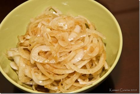 Onion Salad (like they serve with gogi in korean bbq places!) Banchan Recipe, Korean Food Side Dishes, Best Korean Food, Korean Side Dishes, Being Lazy, Onion Salad, Bbq Sides, Pickled Onions, Food Out