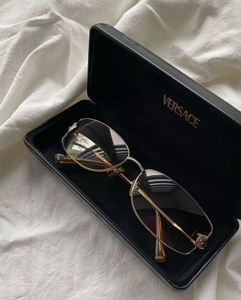 Versace Aesthetic Men, Vintage Versace Aesthetic, Vintage Glasses Aesthetic, Black Glasses Aesthetic, Vintage Sunglasses Aesthetic, Lockwood Aesthetic, Versace Aesthetic, Aesthetic Kiss, Clear Glasses Frames Women