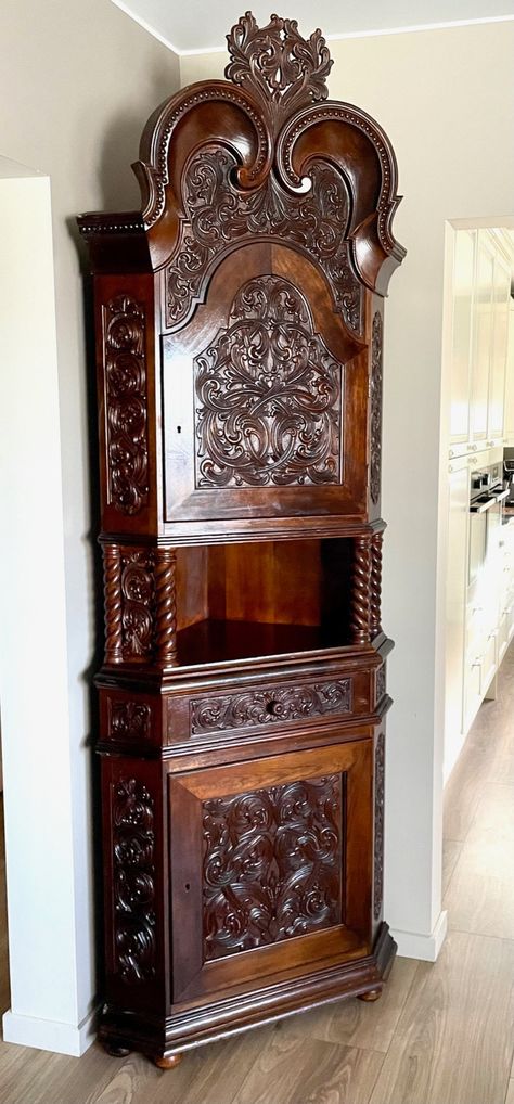 This is an exquisite antique corner cabinet with intricate carvings from Orkdal!  Embrace the timeless elegance of this carefully crafted piece, adding a touch of sophistication to any space.  Handcrafted with love, this stunning cabinet features detailed carvings that showcase the rich cultural heritage of Orkdal / Norway.  From its ornate acantus motifs to its gracefully curved silhouette, every inch of this cabinet tells a story of fine craftsmanship. With its spacious interior and convenient Antique Corner Cabinet, Vintage Home Decor Antiques, Victorian Antiques, Fine Antique Furniture, Antique Oak Furniture, Weird Furniture, Corner Furniture, Vintage Cabinet, Unique Furniture Pieces