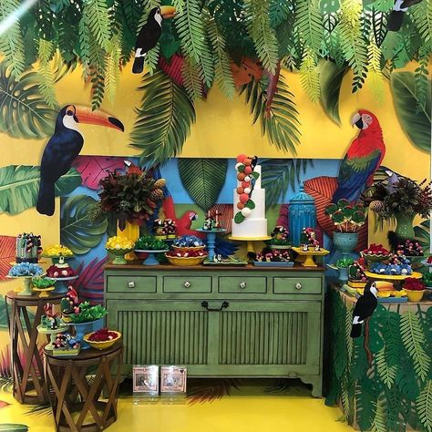 Bom dia com essa Decoração super brasileira, com tucanos e araras, que vi no IG @umdiadefesta. Ela foi assinada pela @docediafestas  e… Rio Birthday Parties, America Themed Party, Brazil Party, Rio Party, Party Stations, America Theme, Around The World Theme, Bird Birthday Parties, Brazil Art