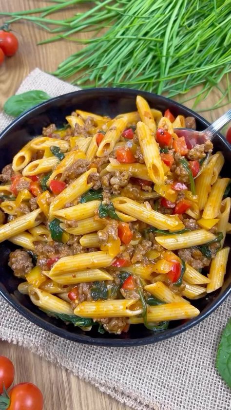 Healthy Recipes🥗🌱🍏 | How to make quick and delicious Pasta with minced meat, peppers, spinach and cheese! 🧀 (via: @foodwerk.de) Ingredients for 3-4… | Instagram Food With Minced Meat, Pasta With Minced Meat, Delicious Pasta, Human Food, Minced Meat, Recipe Board, Spinach And Cheese, Recipe Boards, Food Food