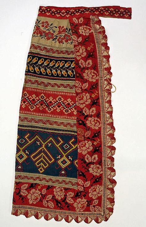 FolkCostume&Embroidery: Russian Town Costume Tenun Ikat, Folk Clothing, Russian Culture, Sewing Aprons, Russian Folk, Folk Dresses, Aprons Vintage, Rose Embroidery, Russian Fashion