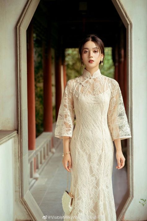 Sangjit Dress Modern, Fashion Body Sketch, Chinese Look, Sangjit Dress, Fashion Aesthetic Wallpaper, Over 50 Fashion, Farewell Dresses, Chinese Fancy Dress, Fashion Fairytale