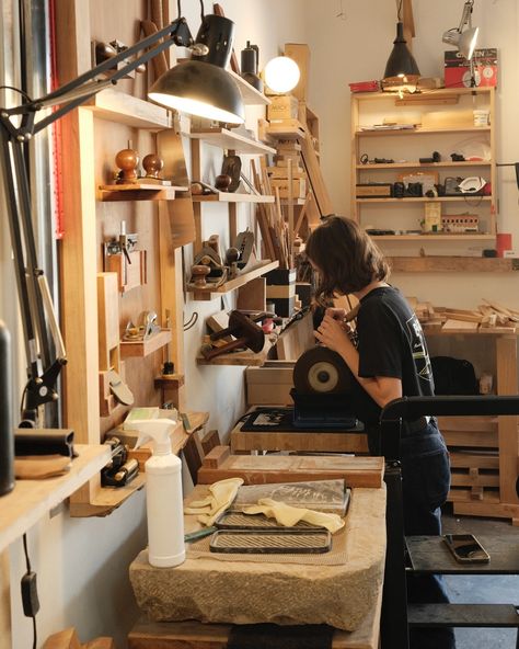 @ateliermateus #marcenaria #woodworking #joinery #workbench #atelier #lisboa Balcony Workshop, Woodworking Space, Woodshop Design, Atelier Aesthetic, Jewelry Studio Space, Guitar Workshop, Jewelers Workbench, Jewelry Atelier, Design Studio Space