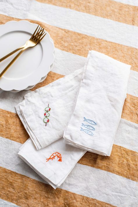 How To Embroider Napkins, Hand Embroidered Napkins Diy, Cloth Napkin Embroidery, Tablecloth Embroidery Ideas, Embroidery Present Ideas, Hand Embroidery Aesthetic, Napkin Embroidery Ideas, Embroidery Birthday Gift Ideas, Table Cloth Embroidery