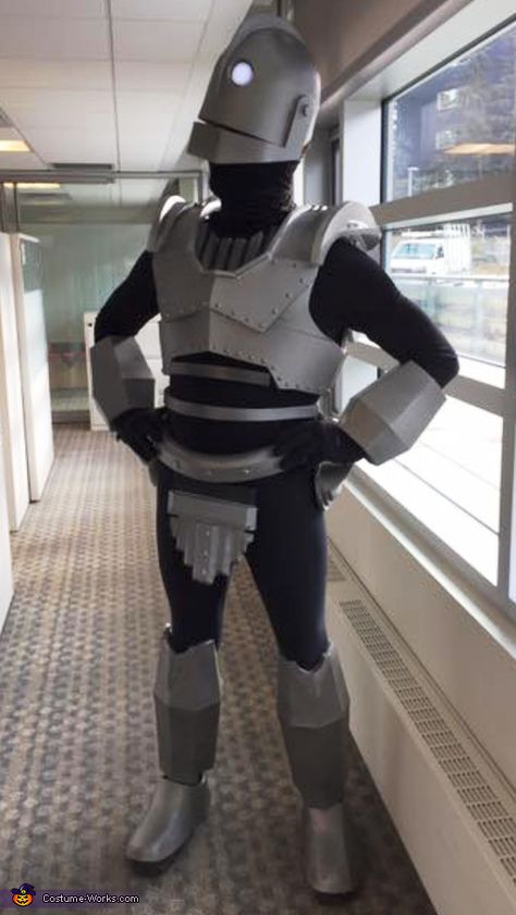 Iron Giant Costume, Giant Costume, Halloween Costume Game, How To Make Iron, Robot Costume, Street Performer, Robot Costumes, Iron Giant, World Book Day Costumes