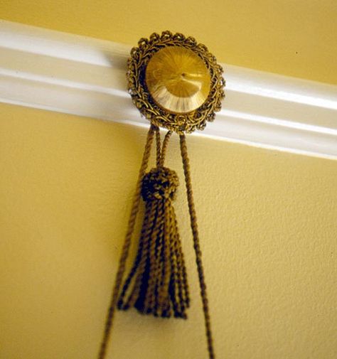 Picture Molding, Victorian Pictures, European Cottage, Creative Wall Art, Picture Hook, Victorian Decor, Picture Hangers, Nail Holes, Creative Wall