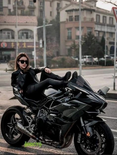 Women On Bikes Motorcycles, Moto Outfit Women, Motorcycle Photoshoot, Girl Riding Motorcycle, Xe Ducati, Biker Photography, Motocross Love, Biker Photoshoot, Bike Aesthetic