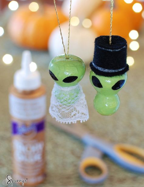 DIY Halloween decor aliens ornaments area 51 Alien Diy Crafts, Alien Diy, Halloween Easy Diy, Goth Diy, How To Make Green, Alien Crafts, Halloween Decorations Outdoor, Cotton Ornaments, Plant Pot Diy