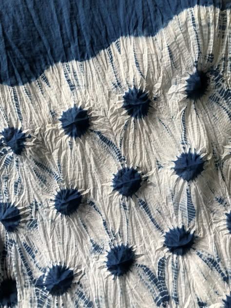 Shibori Dyeing, Tie And Die, Dyed Fabric, Indigo Dyeing, Shibori Fashion, Shibori Clothing, Shibori Tutorial, Shibori Textiles, Shibori Scarf