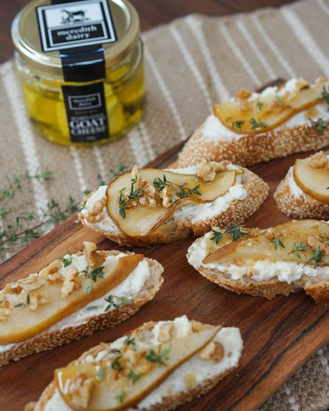 Pear Ricotta, Pear Crostini, Dairy Recipes, Crostini Recipes, Toasted Bread, Snacks Für Party, Holiday Appetizers, Rachael Ray, Fabulous Foods