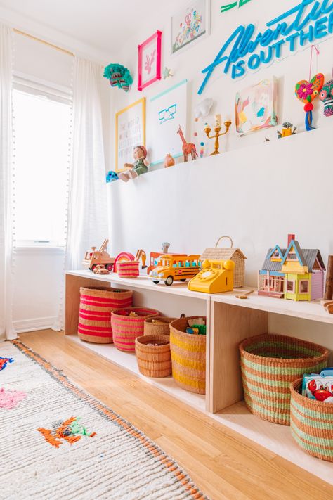 DIY Simple Wood Toy Shelf (Montessori Inspired) | studiodiy.com Simple Play Room, Montessori Living Room, Montessori Toy Storage, Montessori Toy Shelf, Simple Playroom, Creative Toy Storage, Playroom Organization Ideas, Living Room Toy Storage, Diy Montessori Toys