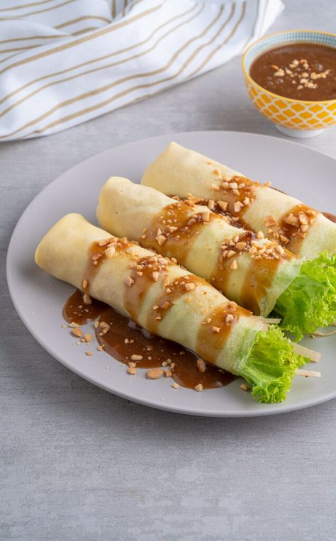 LUMPIANG SARIWA Lumpiang Sariwa Recipe, Lumpia Sauce Recipe, Simpol Recipe, Lumpia Sauce, Fresh Lumpia Recipe, Filipino Food Party, Filipino Dinner, Fresh Lumpia, Lumpiang Sariwa