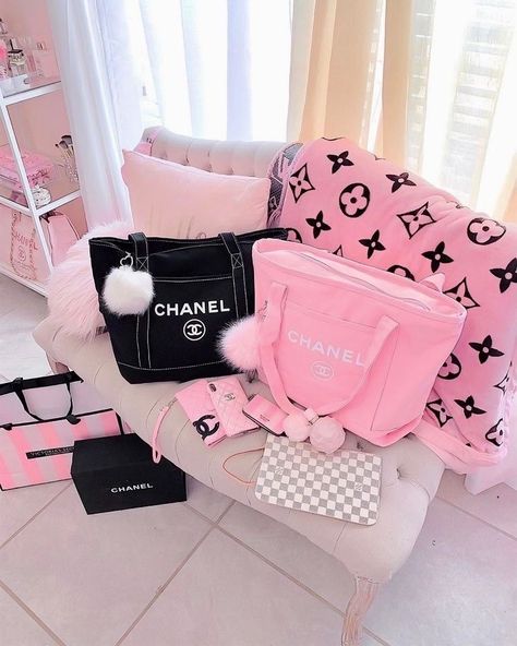 Black Girly Things, Luxury Pink Aesthetic, Girly Tips, Princess Stuff, Preppy Life, Anime Bag, Ios Layout, Let's Pretend, Pink Stuff