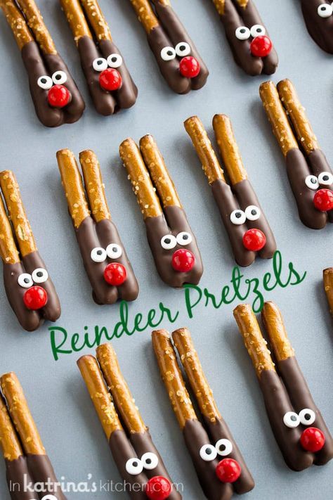 Reindeer Pretzels, Christmas Food Treats, Xmas Treats, Easy Christmas Treats, Christmas Candy Recipes, Holiday Snacks, Christmas Food Desserts, Cookie Tray, Xmas Cookies