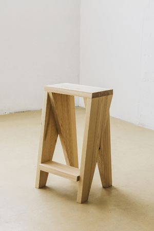 Marc Morro Desktop Table, Wooden Stool, Stool Design, Wood Stool, Into The Woods, Wooden Stools, Small Wood Projects, Woodworking Furniture, Woodworking Projects Diy