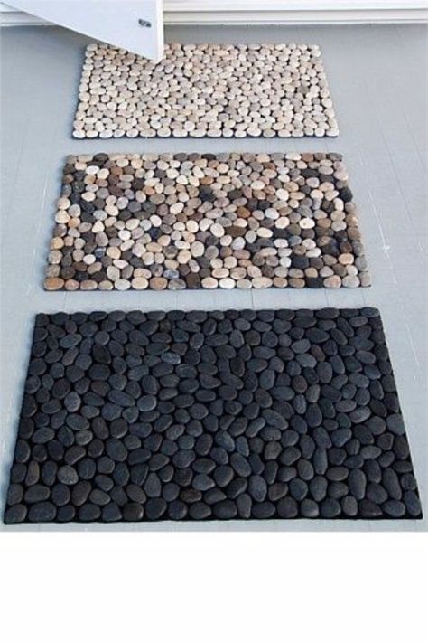 DIY Bathroom Decor Ideas - DIY Pebble Bath Mat - Cool Do It Yourself Bath Ideas on A Budget, Rustic Bathroom Fixtures, Creative Wall Art, Rugs, Mason Jar Accessories and Easy Projects http://diyjoy.com/diy-bathroom-decor-ideas Pebble Bath Mat, Bath Mat Diy, Diy Projektit, Diy Spa, Spa Inspiration, Diy Bathroom Decor, Diy Bathroom, Decor Rustic, Design Interior