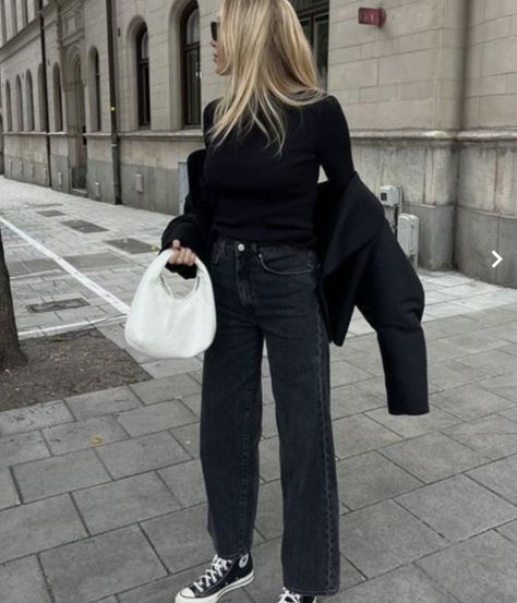 capsule wardrobe, fall, winter, levis. levis ribcage, levis jeans. jeans Outfit Minimalista, Straight Jeans Outfit, 00s Mode, Looks Jeans, Jeans Outfit Winter, Black Jeans Outfit, Outfits With Converse, Autumn Clothes, All Black Outfit