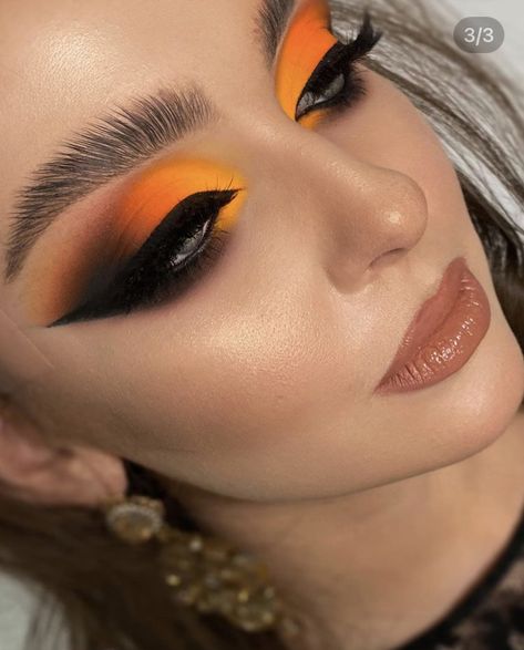 Cinco De Mayo Makeup, Eye Makeup Orange, Summer Eyeshadow Looks, Fall Inspired Makeup, Makeup Ideas Aesthetic, Makeup Ideas For Prom, Makeup Aesthetic Ideas, Makeup Bag Aesthetic, Makeup Products Aesthetic