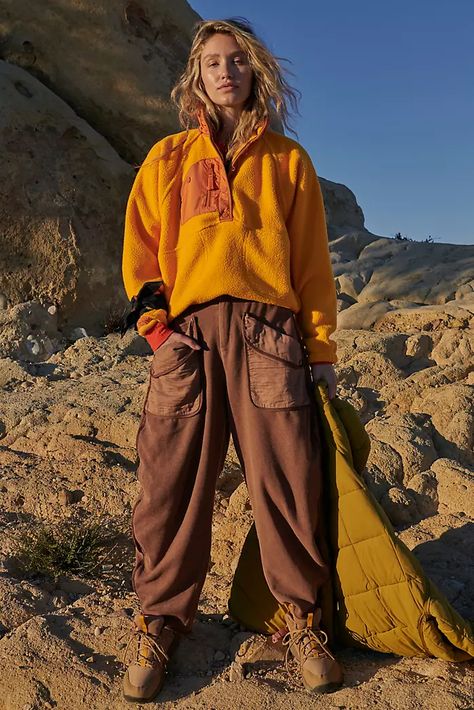 Free People Comfy Outfit, Cool Hiking Outfit, Granola Girl Clothes, Camping Style Clothes, Granola Fashion, Camping Fits, Traveling Clothes, Granola Girl Style, Granola Style