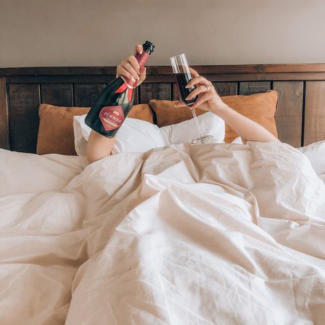 Hotel Room Photoshoot Ideas Couple, Couple Hotel Room Pics, Champagne In Bed, Champagne Shots, Prenup Photos Ideas, Bedroom Photography, Film Photography Tips, Indoor Photography, Winter Photoshoot