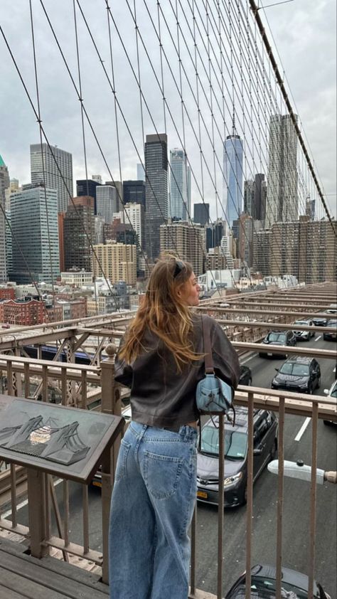 How To Pose In New York, Nyc Instagram Pictures Aesthetic, New York Outfits February, New York Pic Ideas, Nyc Instagram Pictures Winter, New York February Outfit, New York Story Instagram, Nyc Poses Ideas, New York City Poses