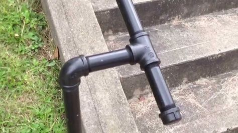 Diy Outdoor Railings For Steps, Pipe Handrails For Stairs, Outdoor Handrail Ideas, Porch Hand Rail Ideas, Outdoor Railings For Steps, Outside Handrails, Outside Stair Railing, Step Railing Outdoor, Steps Outdoor