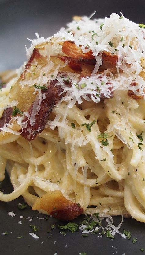 Baked Spagetti, Spaghetti With Bacon, Baked Spaghetti Recipe, Chicken Carbonara, Dinner Pasta, Pasta Spaghetti, Cheese Baked, Carbonara Pasta, Parmesan Pasta