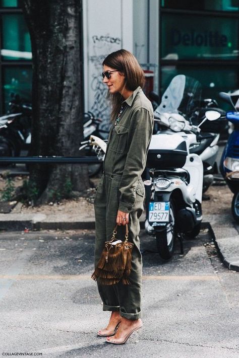 . Milan Fashion Week Street Style, Walking Down The Street, Street Style Inspiration, Fashion Week Street Style, Basic Outfits, Street Chic, Mode Inspiration, Street Styles, Outfits Casuales