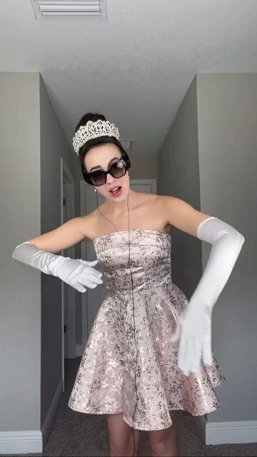 Anne Hathaway Halloween Costume, Halloween Costumes 2000 Movies, Princess Of Genovia Costume, Mia Thermopolis Costume Halloween, Celeb Costumes Halloween, Mis Thermopolis Costume, Thirteen Going On Thirty Costume, Film Halloween Costumes, Mia Thermopolis Costume