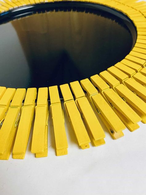 Sunflower Wreath With Clothes Pins, Easy Front Door Wreaths, Pizza Pan Wreaths For Front Door, Sunflower Pizza Pan Wreath Diy, Clothes Pin Sunflower Wreath Diy, Clothespin Crafts For Adults Easy Diy, Sunflower Door Hanger Diy, Sunflower Clothespin Wreath Diy, Pizza Pan Clothespin Wreath