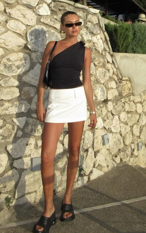 Zara Asymmetric Skirt Outfit, Milan Outfit Ideas Summer, South Of France Outfits French Riviera, Outfit Kendall Jenner, White Mini Skirt Outfit, Mini Skirts Outfits Summer, Kendall Jenner Hailey, Mini Sunglasses, Clean Girl Outfit