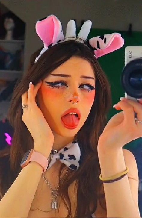 Hanna I like 🤤 Hannah Owo Cosplay, Hannah Owo Gyat, Egirl Poses Reference, Egirl Face, Hanna Uwu, Eyes Rolling Aesthetic, Hannah Uwu, Egirl Poses, Anime Tounge Out Face