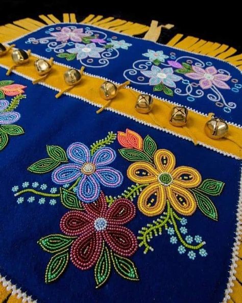 Métis Beadwork, Ojibwe Floral, Jingle Dress, Indian Beadwork, Native Beading, Beaded Moccasins, Native Beading Patterns, Ideas Embroidery, Beadwork Designs