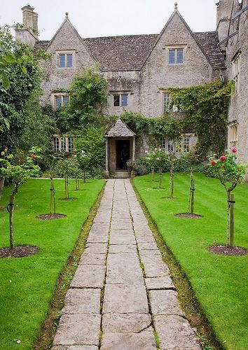 Kelmscott Manor, Morris Homes, Villa Garden, English Manor Houses, Architecture Collection, Cottage Retreat, John Everett Millais, British Garden, Arts And Crafts House