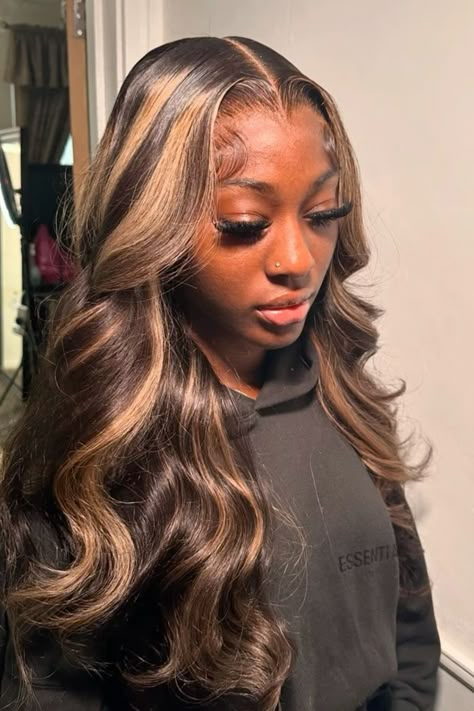 Lace Fronts With Highlights, Black Wigs With Blonde Highlights, Fall Hair Wigs, Highlighted Brown Wig, Black And Brown Wigs For Black Women, Middle Part Wig Color, Black Wigs With Color Highlights, Black With Highlights Wig, Brown And Black Wig Black Women