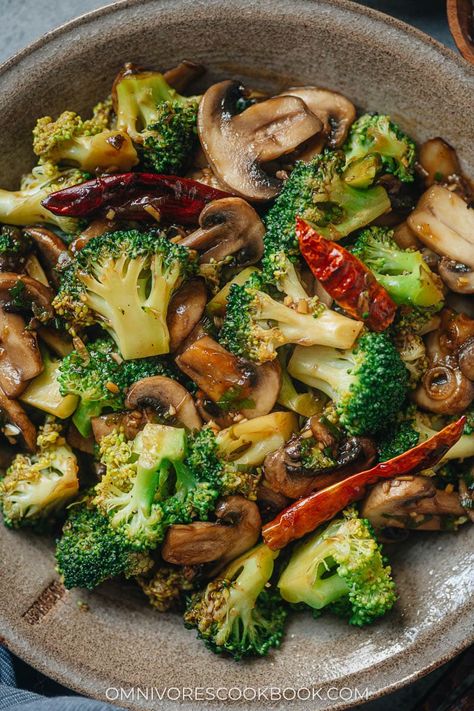 Veggie Healthy Meals, Mushroom Broccoli Stir Fry, Whole Ingredient Recipes, Vegetable Meal Ideas, Healthy Fresh Meals, Broccoli Vegan Recipes, Stir Fry Aesthetic, Mushroom Broccoli Recipes, Mushroom And Broccoli Recipes