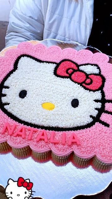 Hello Kitty Pull Apart Cupcakes, Hello Kitty Cupcakes Ideas, Hello Kitty Cupcake Cake, Hello Kitty Cakes Ideas, Hello Kitty Cake Ideas Birthdays, Hello Kitty Sheet Cake, Sanrio Cupcakes, Hello Kitty Quince, Hello Kitty Sweet 16