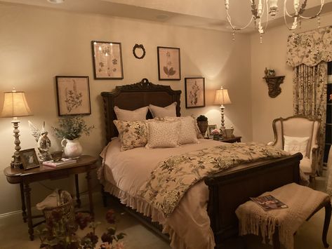 Coquette Room Brown Furniture, Coquette Room Dark Wood, Country Bed Ideas, Pink Brown Room Aesthetic, Old Money Small Bedroom, Granny Bedroom Aesthetic, Dark Coquette Room Inspiration, Cream Wood Bedroom, Cozy Antique Bedroom