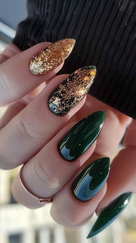 🌲💅🌲20+ Gorgeous Dark Green Nails For You Shine Your Finger This Charismas🌲💅🌲 Green Holiday Nails, Nails For Pale Skin, Thanksgiving Nails Design, Trendy Nails Fall, Thanksgiving Nails Design Fall, Early Fall Nails, Thanksgiving Nail Ideas, Nails September, Fall Thanksgiving Nails