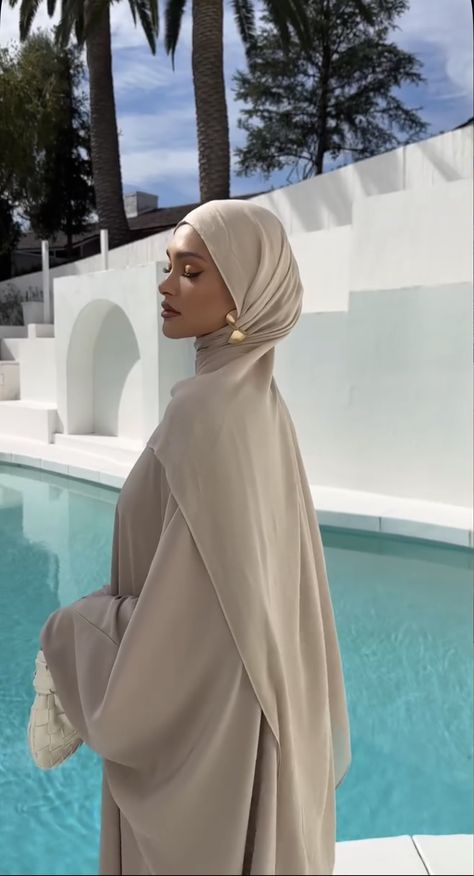 Pretty Abayas Aesthetic, Abaya Girls Aesthetic, Modest Outfits With Hijab, Chic Hijabi Outfits, Linen Abaya Outfit, Italy Hijabi Outfits, Khaleeji Hijab Style, Hijab Summer Fashion, Hijab Style With Abaya