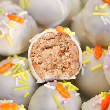 Carrot Cake Truffles - Sweet Girl Treats Carrot Cake Pops, Carrot Cake Truffles, Cheesecake Cake Pops, Dessert Bars Recipes Easy, Cheese And Chocolate, Cheesecake Truffles, Rustic Dessert, Easy Easter Desserts, Easy Carrot Cake