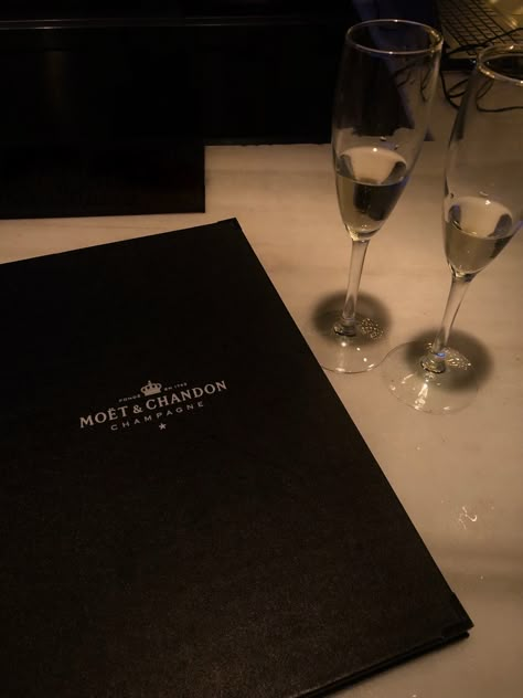 Champagne 
Dinner date
Future life
Lifestyle 
Drinks
Money aesthetic 
Luxury 
Money Moët Chandon, Pretty Alcoholic Drinks, Rich Boy, Aesthetic Luxury, Allison Argent, Sea Wallpaper, Luxury Aesthetic, Black Luxury, Dream Lifestyle