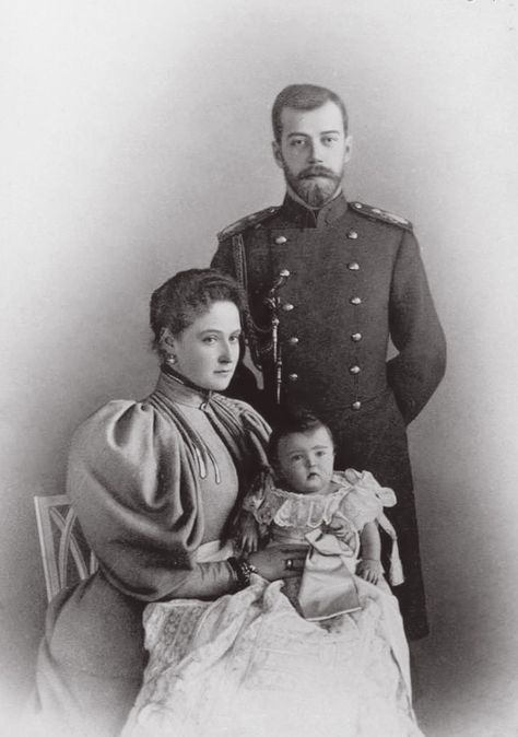 Old Royal Family Photos, Historical Family Portrait, Family Photos Drawing, Family Photo Pose Reference, Romanov Family Portrait, Edwardian Family Portrait, 1800s Family Portrait, Vintage Family Portraits, Family Portrait Poses Drawing