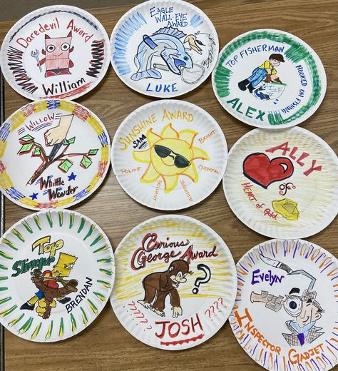 Funny Paper Plate Awards, Paper Plate Awards Ideas Funny, Paper Plate Awards, Award Ideas, Cute Gifts For Friends, School Play, Summer Scrapbook, Learning And Development, Camping Crafts