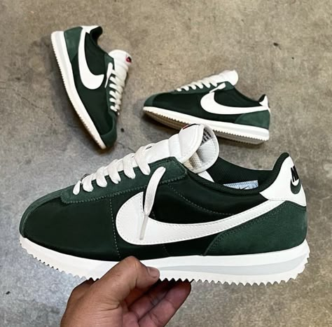 Tennis Shoes Casual, Carolyn Davidson, Nike Cortez Shoes, Cortez Shoes, Nike Shoes Women Fashion, Sneakers Multicolor, Nike Air Max 98, Mode Tips, Air Shoes