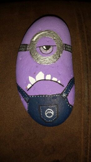 Mean minion rock Rock Painting Ideas Purple, Rock Painting Characters, Minion Rock Painting, Funny Rock Painting, Minion Painting, Minion Rock, Purple Minions, Christmas Pebble Art, Evil Minions