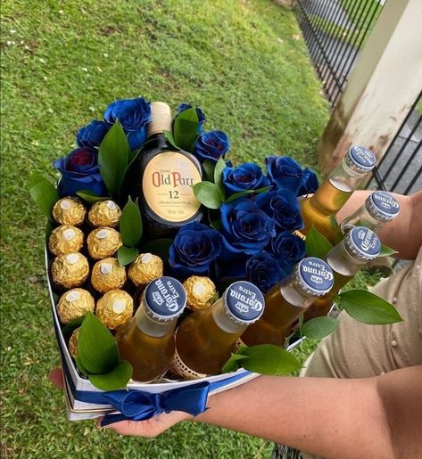 Arrangements For Father’s Day, Modelo Bouquet For Him, Selling Flowers Ideas, Men Valentines Gifts Baskets, Fathers Day Box Gift Ideas, Valentine Gift Box For Men, Ideas San Valentin Para Hombre, Date Night Ideas At Home Food, Birthday Bouquet For Him