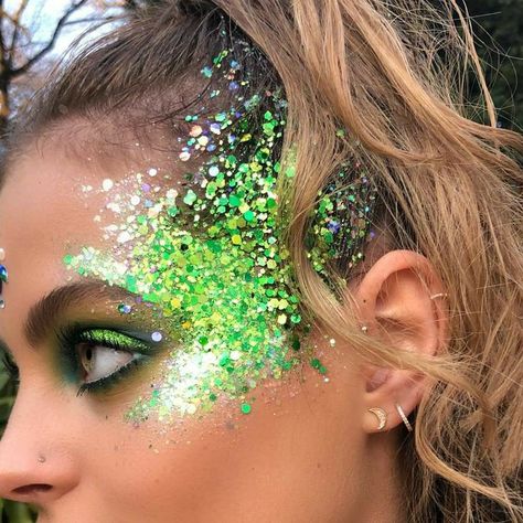 Alien Face Paint, Ways To Use Vaseline, Cosmic Makeup, Glitter Face Makeup, Uses For Vaseline, Glitter Face Paint, Rave Glitter, Festival Face Paint, Festival Make Up